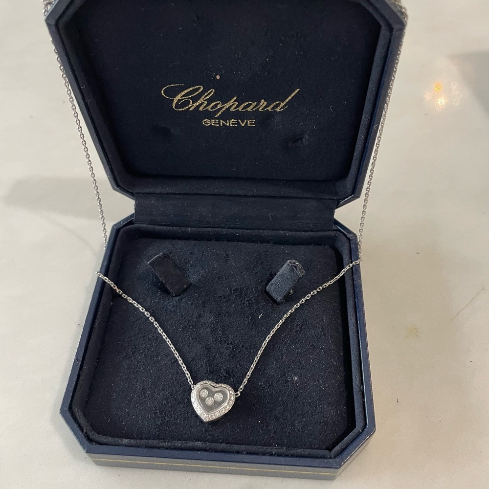 Happy Diamonds
18-karat white gold diamond necklace. Three floating diamonds.